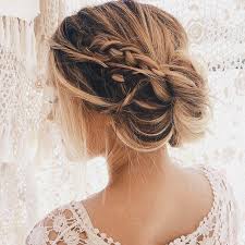 Les quelques photos de coiffures de mariées aux cheveux courts sont souvent perdues au milieu de galeries d'autres photos où l'on ne voit que des coiffures et des chignons pour cheveux longs. Belles Coiffures Pratiques Pour Cheveux Courts Coiffure Mariage Courts Belle Coiffure Coiffure Temoin Mariage
