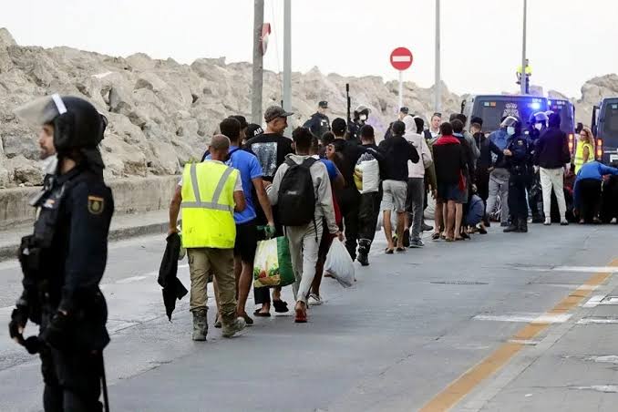 Trasladan de las playas al puerto a los migrantes de Ceuta