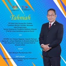 Timbalan menteri perdagangan dalam negeri dan hal ehwal pengguna: Tahniah Diucapkan Kepada Yb Datuk Haji Awang Bin Hashim Timbalan Menteri Sumber Manusia Di Atas Pengurniaan Darjah Kebesaran Panglima Mahkota Wilayah P M W Yang Membawa Gelaran Datuk Ikhlas Daripada Perbadanan Tabung Perbadanan