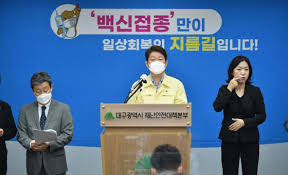 소중한 한표를 모아 세금이 뻥뻥 터지는 장면을 보고 있는 권영진 지지자들. Rmlmgys80b226m