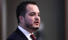 Başbakanlık yatırım destek ve tanıtım ajansı başkanı… arda ermut, 2005'de başbakanlık i̇stanbul ofisi'nde basın ve halkla i̇lişkiler müşaviri olarak vazifeye başladı. Dy 99w6fb3ranm