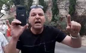 עדי ראיה שמיהרו למקום נדהמו לגלות את הטייס כבן 63 ואשתו כבת 42 לאחר שיצאו מההריסות והתהלכו בסמוך לזירת האירוע. 6qitokhnz8c0km