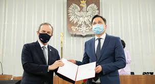 Absolwent wydziału prawa i administracji uw oraz centrum prawa amerykańskiego (2006 r. Wadduwfz4lce0m