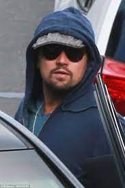 Leonardo Dicaprio Hides With A Hood A Hat And Sunglasses For Concert Leonardo Dicaprio Leo Dicaprio Leonardo