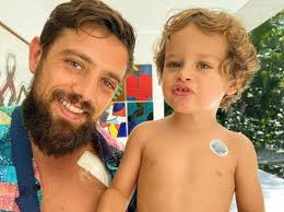View rafael cardoso's profile on linkedin, the world's largest professional community. Rafael Cardoso Recebe Alta E Posa Com Filho Pediu Um Curativo Igual
