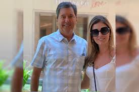 Mesmo após dez anos do falecimento de sua esposa francisca (cássia kis), 15 ricardo sofre com seu passado e, na tentativa de prosseguir, passa a viver um romance com a médica e mãe solteira jane (gisele fróes), que é mãe do estudante de medicina breno (paulo vilela), o melhor amigo de daniel, e da adolescente rebelde vanessa (marina. Nao E Digno Diz Viuva De Maguito Vilela Sobre O Prefeito De Goiania