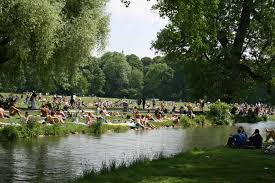 Auf einer länge von fünfeinhalb kilometern verbindet er einzigartig die. Munchen Englischer Garten Bilder