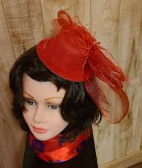 RED HAT PURSE WITH ZIPPERED TOP