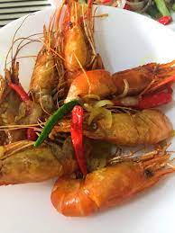 Udang ini berukuran besar dan bergizi tinggi sehingga menjadi makanan favorit kawasan pesisir pantai. Udang Galah Goreng Kunyit