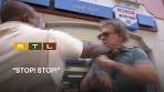 Video Kees van der Spek slaat op de vlucht na aanval met ... - YouTube