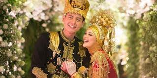 Biasanya baju adat khas lombok ini digunakan untuk acara yang penting seperti upacara, pernikahan, dan acara adat lainnya. Inilah Keunikan Prosesi Pernikahan Suku Sasak Rental Mobil Lombok
