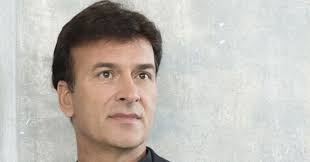 Tony carreira chegou ao velório da filha mais nova, sara carreira, perto das 16 horas. Zeewbja 0h6yom