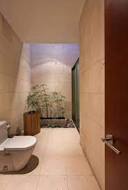 広いトイレに庭園をつくる 住宅のトイレのスペースは小さくまとめているのが多く デザインにこだわったとしても広さにはこだわらないのではないでしょうか 実はトイレは広いとデザインの可能性が広がります 庭園を配置してもよいし 光をいろんなところから取り入れて