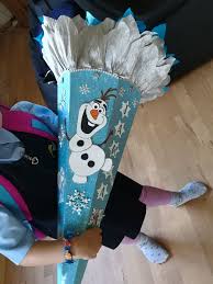 In den farben hellblau, blau, creme und weiß hier auch für eine ganz besondere mädchen habe ich diese schultüte gebastelt, es war nicht so einfach wie ich mir gedacht habe. Schultute Olaf Anna Elsa Eiskonigin Schultute Basteln Schultute Anna Und Elsa