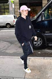 Justin Bieber Enjoys A Late Night Hockey Scrimmage With Friends In Nyc Hoodie Outfit Men Cap Outfit Men Fashion Casual Outfits