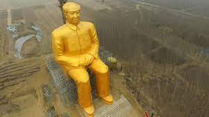 Az őt csodáló üzletemberek és henan tartomány lakosai 40 évvel a halála után döntöttek úgy, hogy szobrot állítanak az emlékére. Giant Mao Statue Appears In China S Countryside Bbc News
