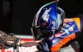 Ktm tech3's miguel oliveira became the first portuguese rider to claim a motogp victory in the styrian grand prix on sunday in a race that was restarted after a horror crash involving championship. Fas Descontentes Com Preco Da Replica Do Capacete De Miguel Oliveira Bom Dia