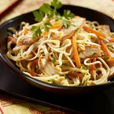 Suzi Wan Wok De Nouilles Au Poulet Et Aux Germes De Soja Cuisine Asiatique Nouilles Au Poulet Nouilles Sautees