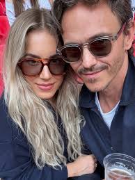 An English summer 🌻 1. When the light hits just right 2. A cute little fit  from @hillhouse 3. Current line up @sarahchapmanlondon @skinceuticals  @augustinusbader 4. Live forever @oasis 5. The sweetest