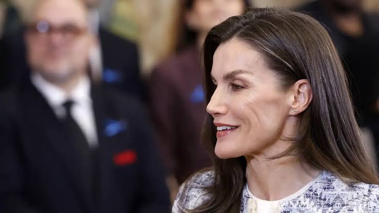 La Reina Letizia rescata del olvido la chaqueta de tweed étnico de Mango  que estrenó como