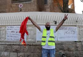 Kendilerine kudüs i̇nisiyatifi adını veren 9 kişilik bir grup, işgal altındaki doğu kudüs'te bulunan türkiye başkonsolosluğu önünde ayasofya'nın cami olarak ibadete. Rezil Goruntuler Baskonsolosluga Saldirdilar Turk Bayragini Yaktilar Son Dakika Dunya Haberleri