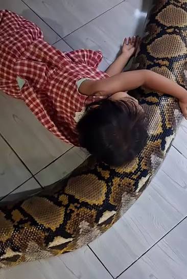 viral ahas na gutom nilalaro Ng b4t4 kalaunan kinain,nilaslas Ang tyan Ng  ahas pro wla Ng buh4y💔 ahas is ahas kht Anu Gawin kumakain Ng tao yan kht  anung Gawin pag alaga