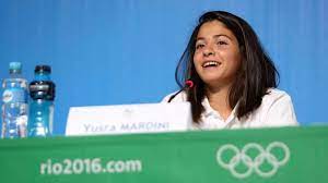 Mit leicht ungläubigem blick betritt die schwimmerin yusra mardini im blitzlichtgewitter das podium in berlin. Olympische Spiele 2016 Schwimmerin Yusra Mardini Ware Bei Der Flucht Aus Syrien Fast Ertrunken