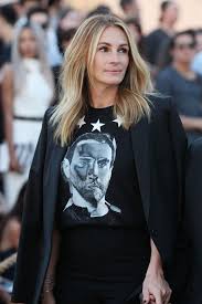 Exactly How Julia Roberts Makes 52 Look 42 Julia Roberts Julia Roberts Hair Everyday Outfits