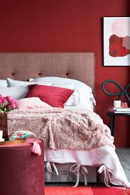 Das schlafzimmer, auch schlafkammer (kleines schlafzimmer), schlafstube oder kubikel genannt, ist ein zimmer einer wohnung oder eines wohnhauses, das von den benutzern hauptsächlich zum schlafen genutzt wird. Caparol Icons No 120 Burlesque Wandfarbe Rot Schlafzimmer Inspiration Caparol Farben