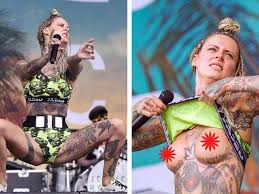 They formed in 2007 out of berlin and first rose to fame in 2008 for their performance in the german talent competition the bundesvision song contest. Jennifer Rostock Sangerin Zieht Blank Musik Vol At