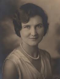 A look at fashion women's 1920s hairstyles, from the various bobs to wearing long hair to look short, and the here's our guide to women's 1920s hairstyles. 1920s Hairstyles History Long Hair To Bobbed Hair