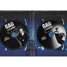 Gad fait aussi place à la musique grâce au piano, la guitare, les percussions, des parodies et même des révisions de chanson! Papa Est En Haut De Gad Elmaleh Dvd X 2 Chez Libertemusic Ref 119344930