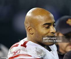 New York Giants kicker Jay Feely kicks a 38-yard field goal out of... News  Photo