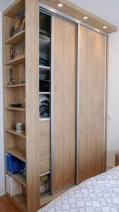 Terdapat 2 buah laci yang memungkinkan untuk menyimpan lebih banyak. 7 Desain Lemari Pakaian Berkonsep Minimalis Untuk Kamar Mungil