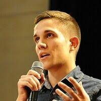 Comment le selfie stick a été inventé deux fois