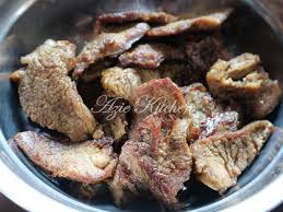 Dendeng balado merupakan olahan daging sapi khas sumatera barat yang memiliki rasa pedas gurih dan nikmat. Daging Dendeng Berlada Azie Kitchen