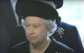 Sulle stories del profilo instagram della royal family, per celebrare il suo compleanno, sono comparse foto storiche e piccoli aneddoti sull'infanzia di the queen, ecco cosa si nasconde dietro quegli scatti! Regina Elisabetta Ha Costretto La Madre A Assistere Al Suo Funerale Da Viva