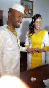 Longueur de genou dentelle africaine avec robe de getzner de bazin. Malian Fashion Bazin Malifashion Bazin Malianwomenarebeautiful African Fashion Traditional African Print Fashion Dresses African Fashion