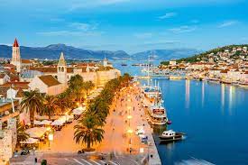 Trogir, la ville portuaire historique de croatie, est située dans le centre de la dalmatie et est célèbre pour sa vieille ville pittoresque et ses sites magnifiques. Trogir What To See And Do In This Beautiful Dalmatian Town Visit Croatia