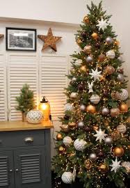 Wie Man Einen Weihnachtsbaum Schmuckt Kreative Und Originelle Tipps Weihnachtsdeko Draussen Weihnachtsdekoration Garten Und Weihnachtsdekoration