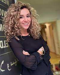 The casual medium curly hairstyle can be described as soft, natural, carefree and with plenty of body that falls into place on its own. Medium Hairstyles Hairstyles Weekly