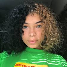 A Imagem Pode Conter 1 Pessoa Close Up Aesthetic Hair Dyed Curly Hair Curly Hair Styles