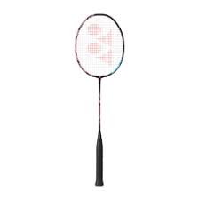 Viktor axelsen använder i nuläget yonex astrox 100zz, som är ett superläckert rack och om den inte är världens dyraste badmintonrack, så är den bara sjukt bra. Astrox 100zz