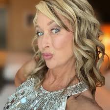 Me not fixing my hair today because I have a hair appointment!! 🙌🏻 Happy  October!