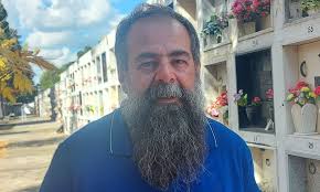 Vino a visitar la tumba de familiares al cementerio de Carmelo y encontró  cajones y huesos tirados entre la basura. Vea el vídeo.