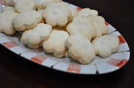 2 cawan tepung gandum 2 cawan gula 2 biji kelapa (nak pati santan aje) 5 biji telur ayam sepeket tepung sagu sedikit baking powder. Cara Buat Biskut Bangkit Santan Sukatan Cawan Yang Ringkas