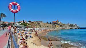 The western side of the beach is sheltered by the pedra do sal headland and this provides some shelter from winds and waves. Praia Da Poca Em S Joao Do Estoril Entre 2 Fortes Na Velha Estrada Real