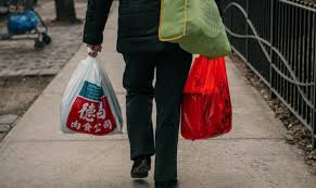 Masyarakat perlu sedar keburukan penggunaan beg plastik secara berlebihan tanpa kawalan pihak berkuasa. New York Larang Penggunaan Beg Plastik