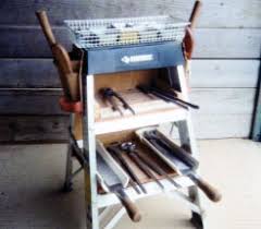 The main components of the tool box are made out of 3/4 thick pine boards, as they have a nice appearance and are very durable. Get Your Tools Off The Ground American Farriers Journal