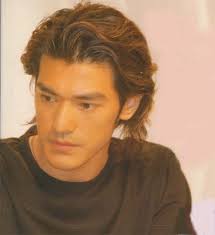 takeshi kaneshiro with medium long layered haircut with wavy bangs and high lights 俳優 金城武の画像 顔 俳優